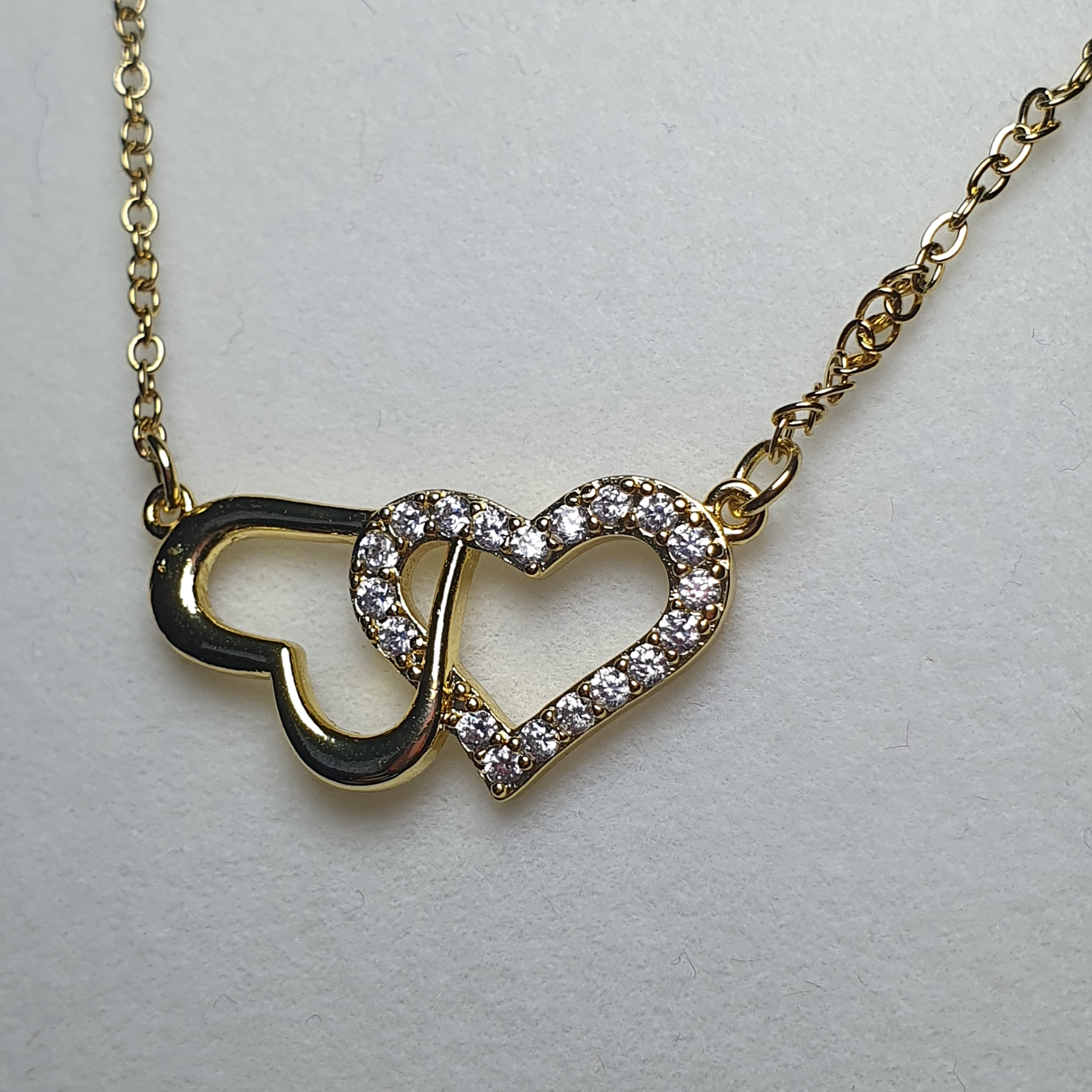 Collier Deux Cœurs en Acier Inoxydable – Élégance et Symbolisme de l’Amour Partagé